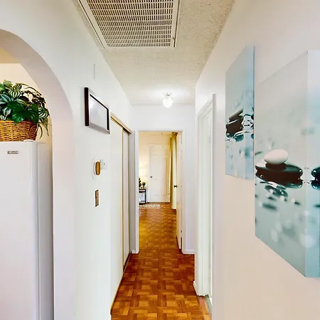 Stylish 2-Bedroom Las Vegas Getaway With Amenities